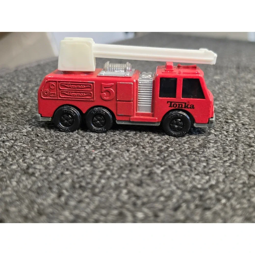 Vintage 1992 Tonka Fire Truck No 5 Red Diecast Engine with Extendable Ladder
